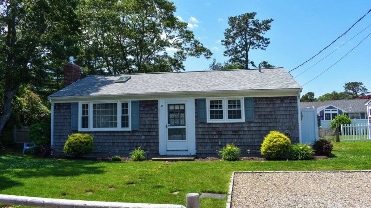 Dennis Port House | Two bedroom sleeping 6 with air conditioning