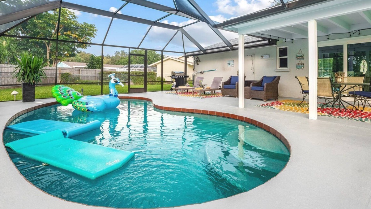 Bradenton House | TWO BEDROOM/TWO BATH, SPARKLING HEATED POOL, MINUTES TO IMG and ANNA MARIA.