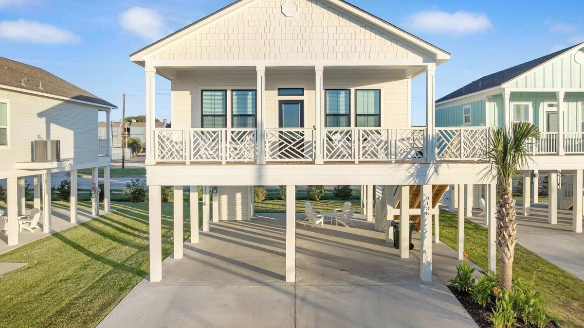 Galveston House | Two Bedroom Villa: Walk to Beach!