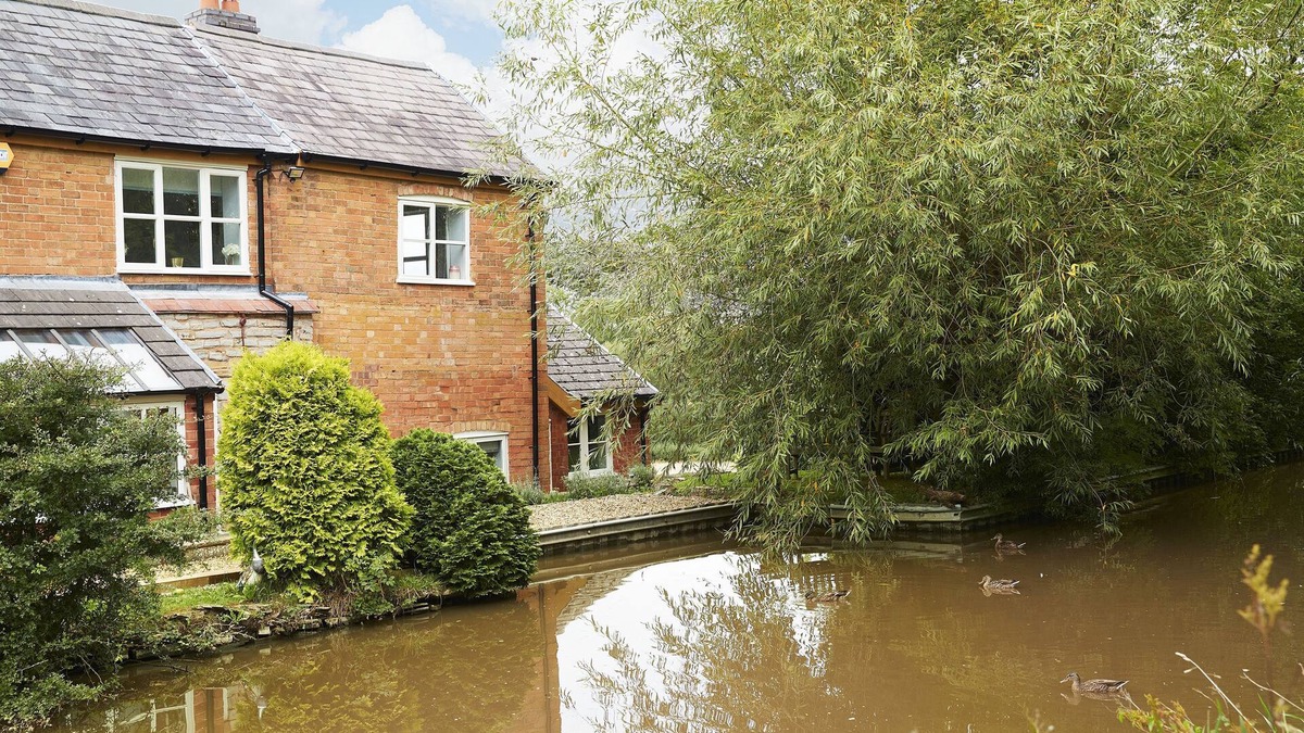 South Littleton Apartment | Two bedroomed property situation in a beautiful secluded location with patio area overlooking fields