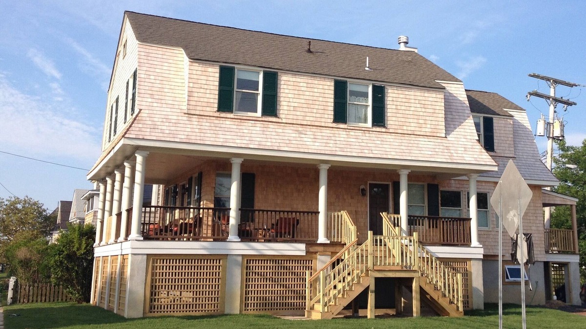 Avon House | Two blocks from the beach, a timeless "Bay Header" close to the downtown shops