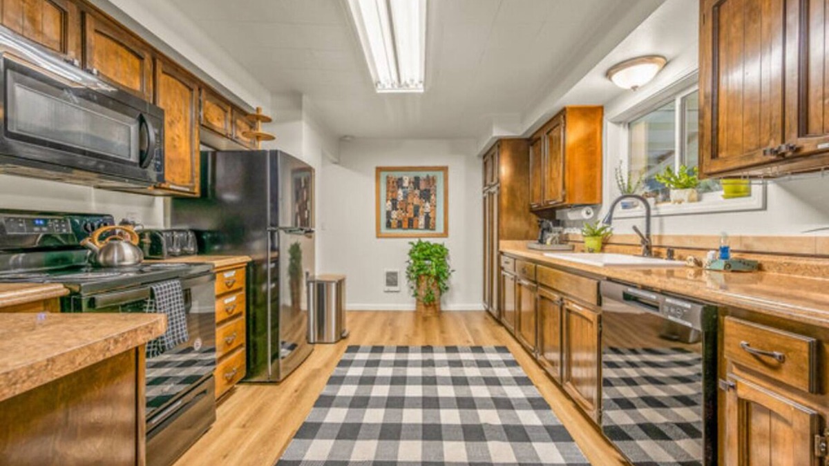 Sherwood - Tualatin North Cottage | Two Colorful Suites incl. with Sauna and BBQ - Unique Northwest Vacation Rentals