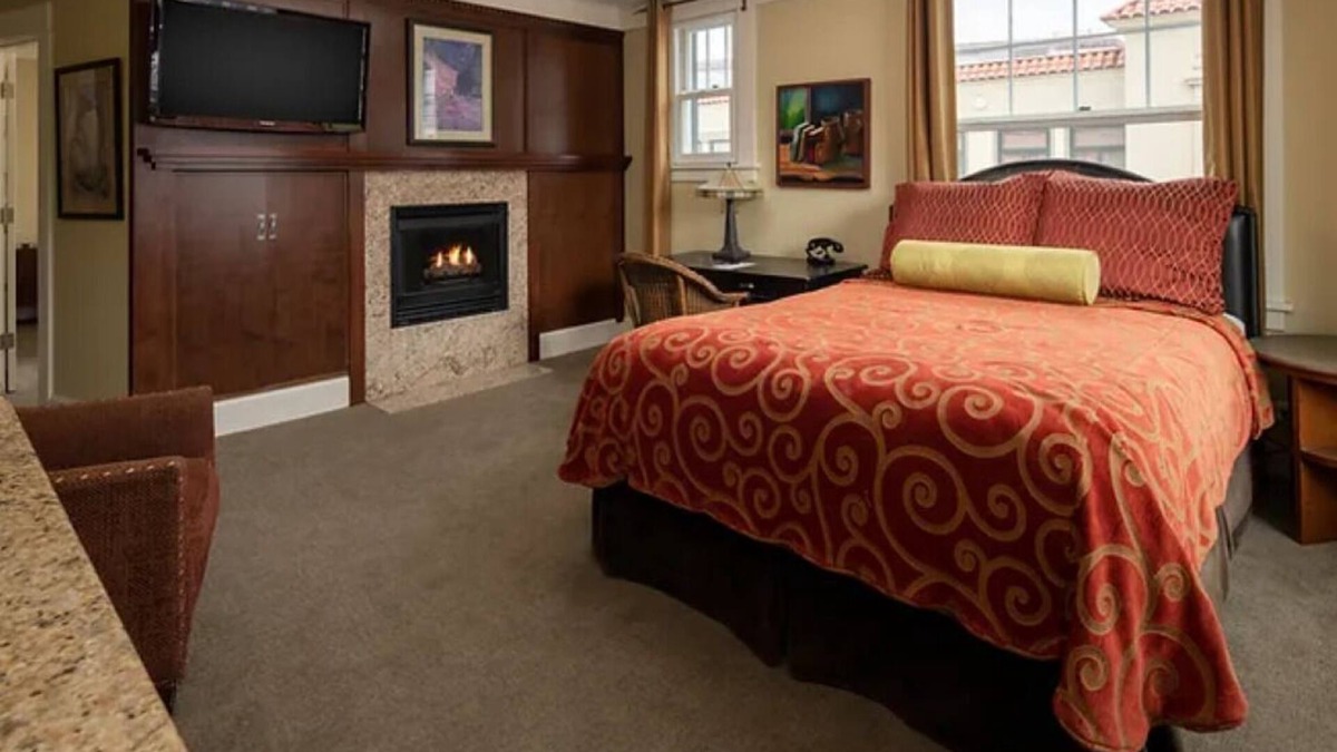 Astoria Hotel | Two Comfortable Downtown Suites w/City Views | Fireplace Access