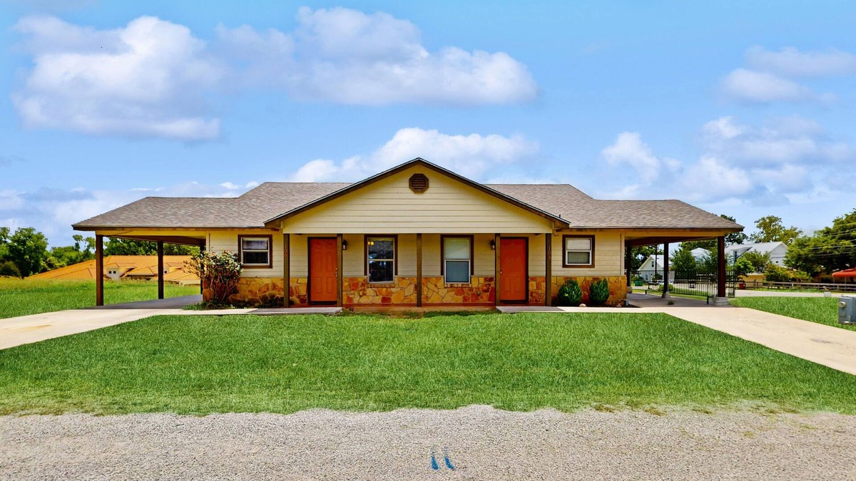 Kingsland House | Two cozy homes with full kitchen, living room space, WIFI & patio, close to LBJ