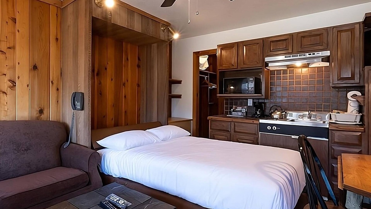 Tahoe Vista Hotel | Two Cozy Studio Unit with Kitchenette, Outdoor Pool and Free Parking!