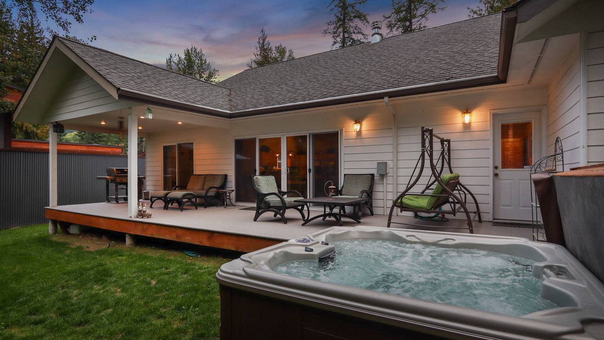 Sagle House | Two Custom Waterfront Adjoining Homes sleep 36 people- Great for large groups!