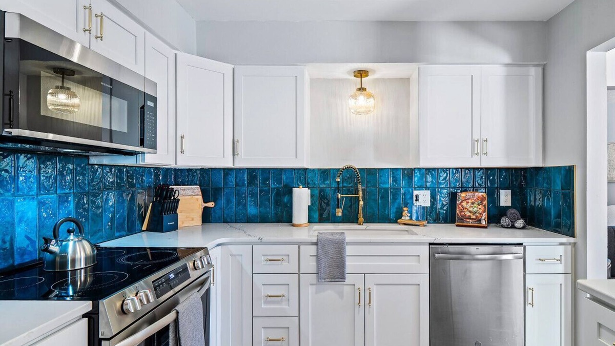 Northwest Akron House | Two Entire Homes W/Hot Tubs and Games Sleeps 20