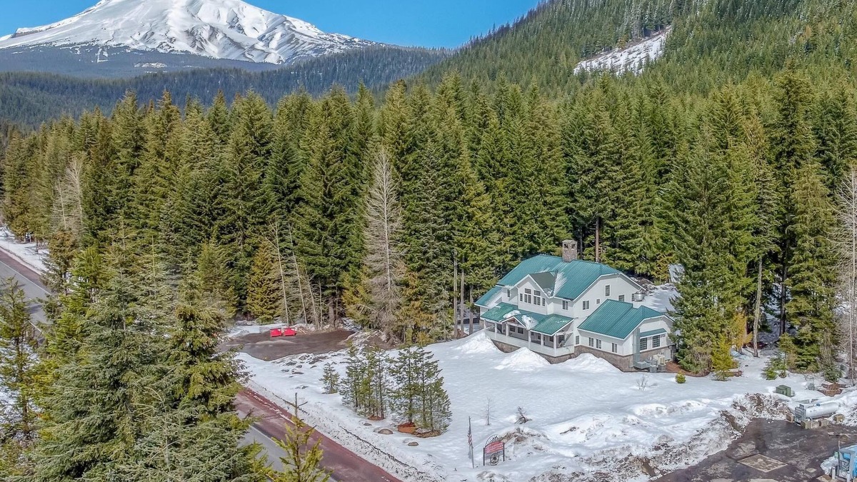 Government Camp Cabin | Two Government Camp Lodge's Hot Tubs, Room for the Whole Family!