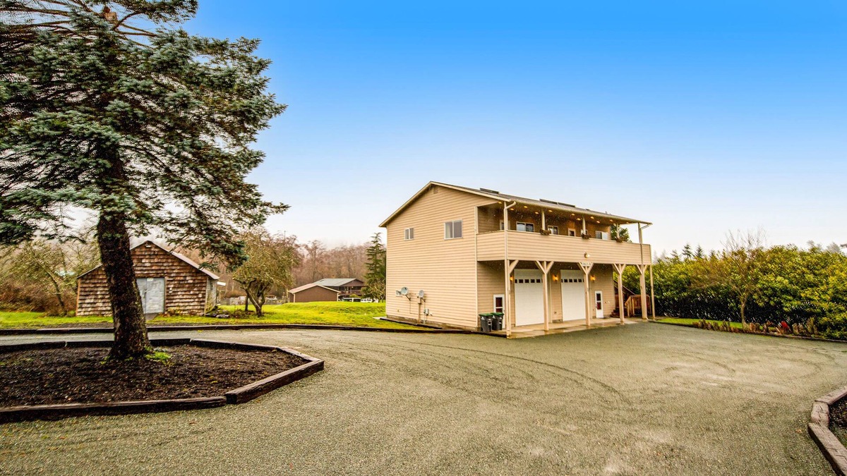 Oak Harbor House | Two-home property with two full kitchens, fast WiFi, fireplace, & washer/dryer