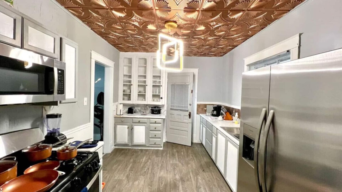 Niagara Falls House | Two Homes, 5 Min to Falls, Sleeps 20, 4 Min Apart