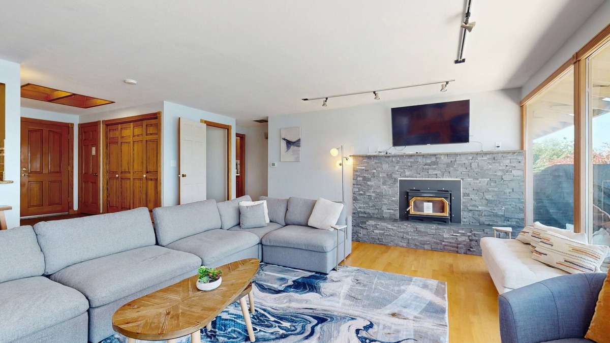 Retsil House | Two homes in one - panoramic sound views - two kitchens, fireplaces & jetted tub