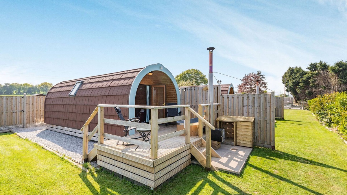 Oakenholt Cottage | TWO HOOTS, romantic, character holiday cottage in Northop