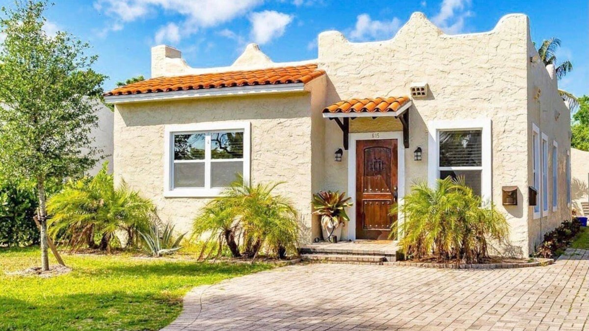 Parker Ridge Cottage | Two Houses KING BEDS Close to Airport, Golf Course, Zoo, Downtown and Beaches