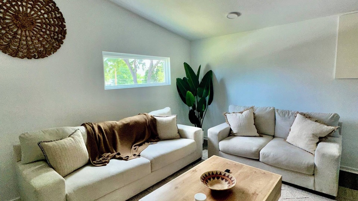 Kansas City House | Two is Better Than One! Double the Space! nLarge Groups Near Entertainment!