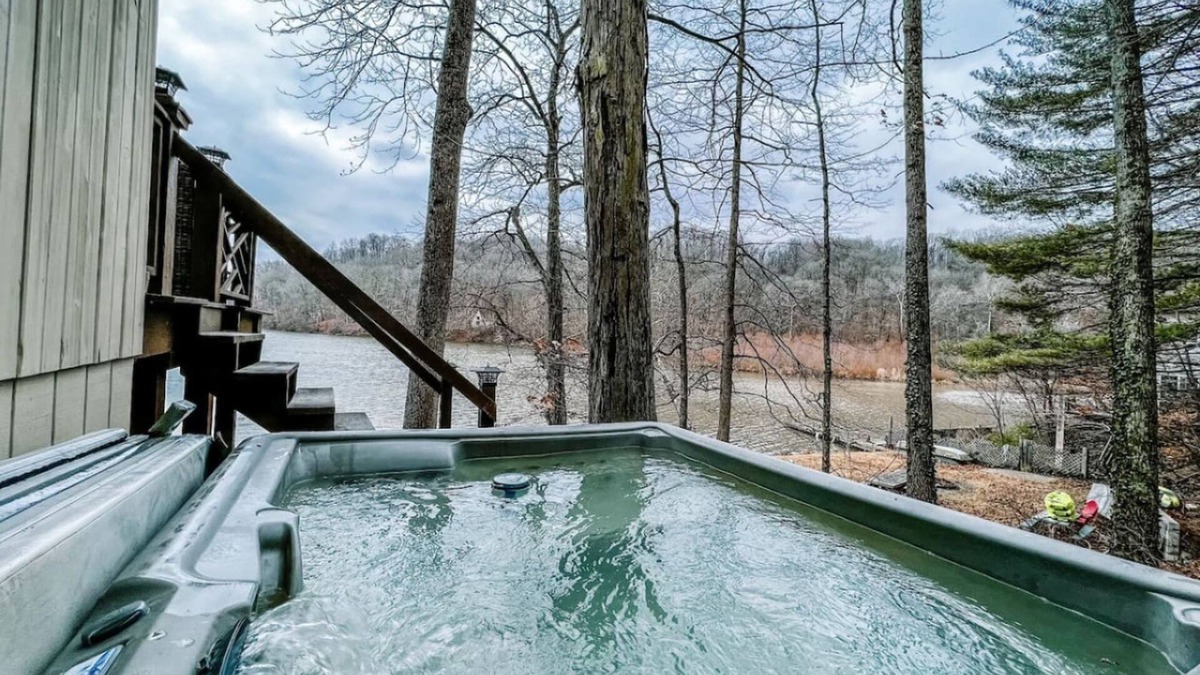Martinsville Apartment | Two Lakefront Cabins Next Door