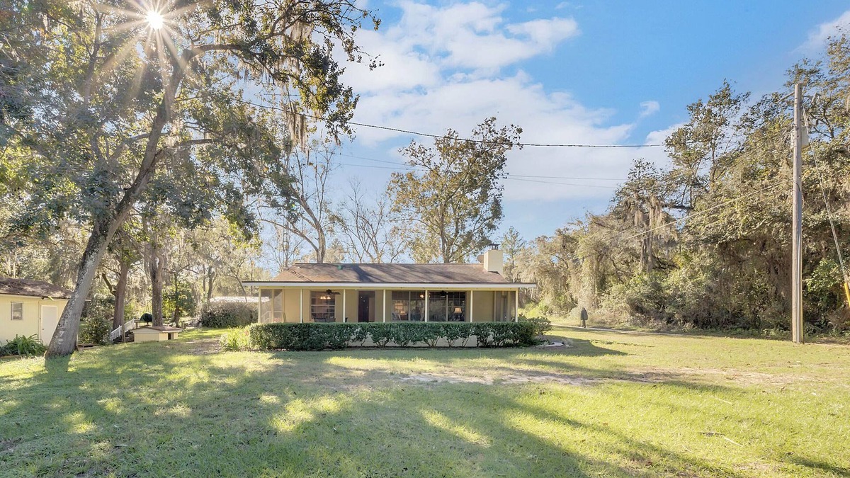 Fort McCoy Cabin | Two lakefront homes on one property near Salt Springs with great porches & yard