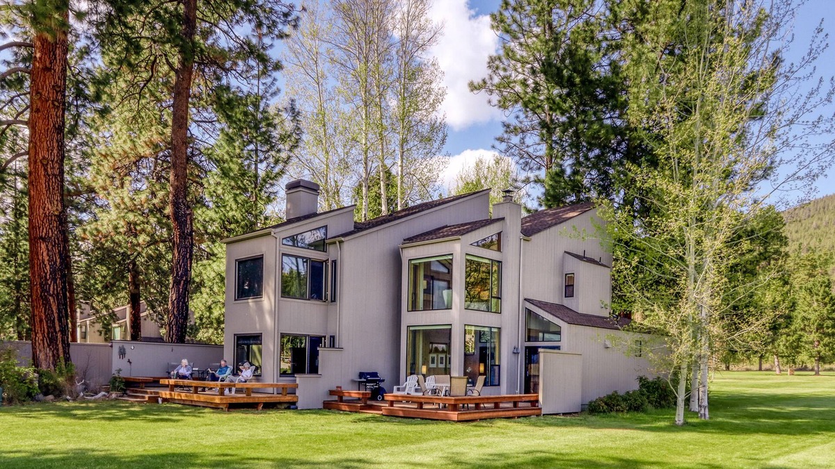 Black Butte Ranch Condo | Two-level condo with mountain & lake views, shared pool, hot tub, & tennis