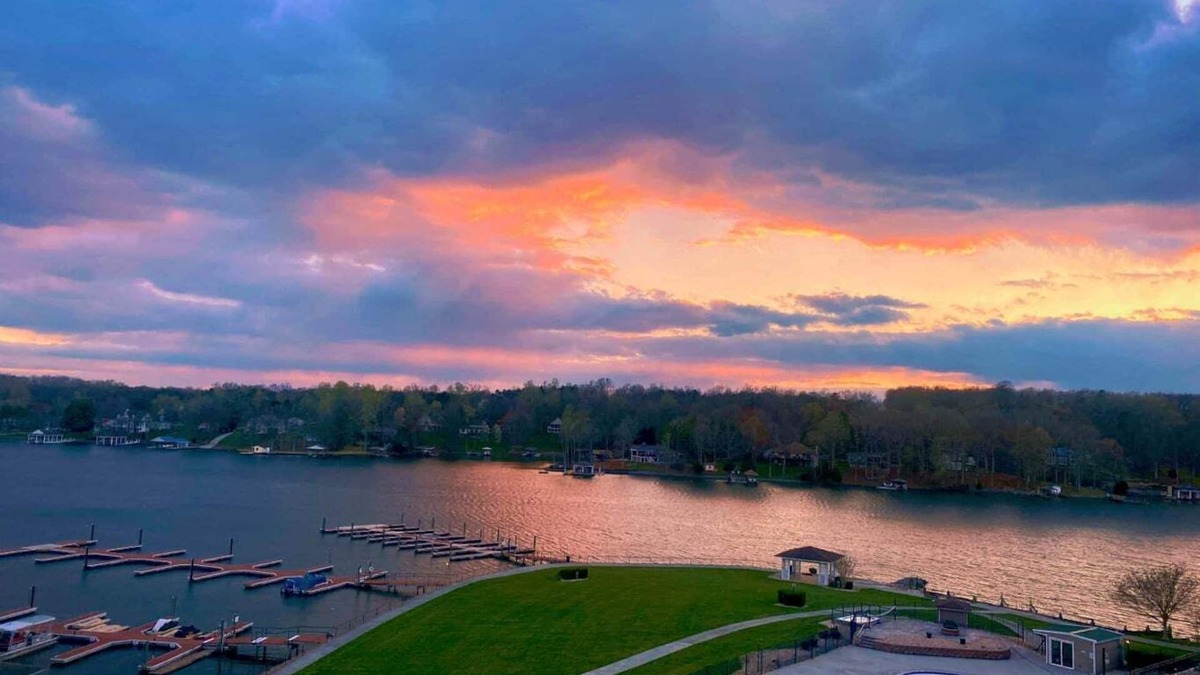 Huddleston Condo | Two-Level Penthouse with stunning views of Smith Mountain Lake. 3 bed. 3.5 bath