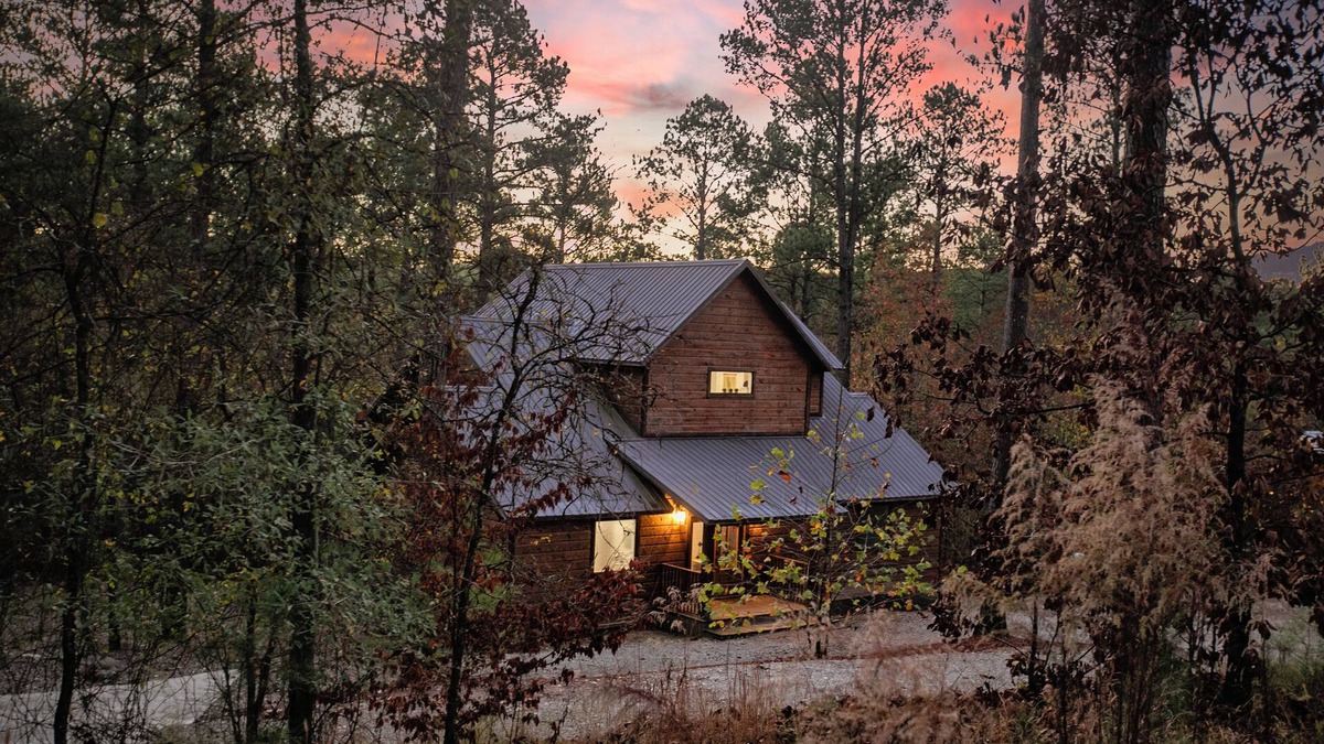 Broken Bow Cabin | Two matching bedrooms with loft close to Restaurants and local attractions