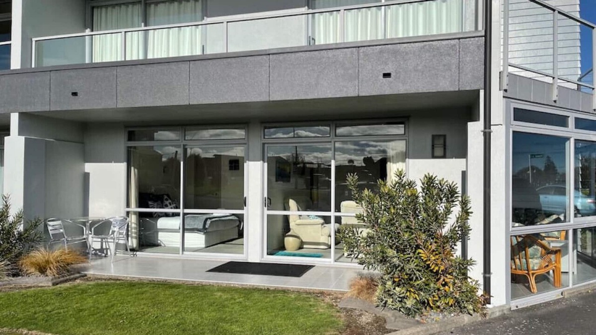 Two Mile Bay Apartment | Two Mile Bay Apartment by the lake
