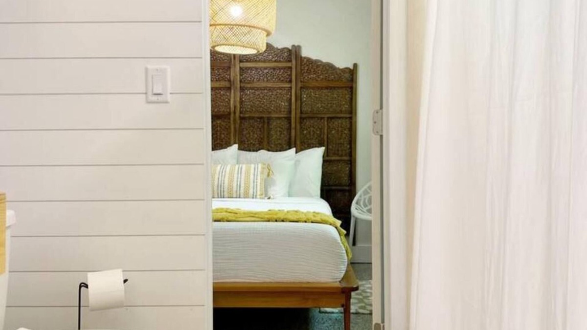 Vero Beach Cottage | Two Miles to the Beach, centrally located