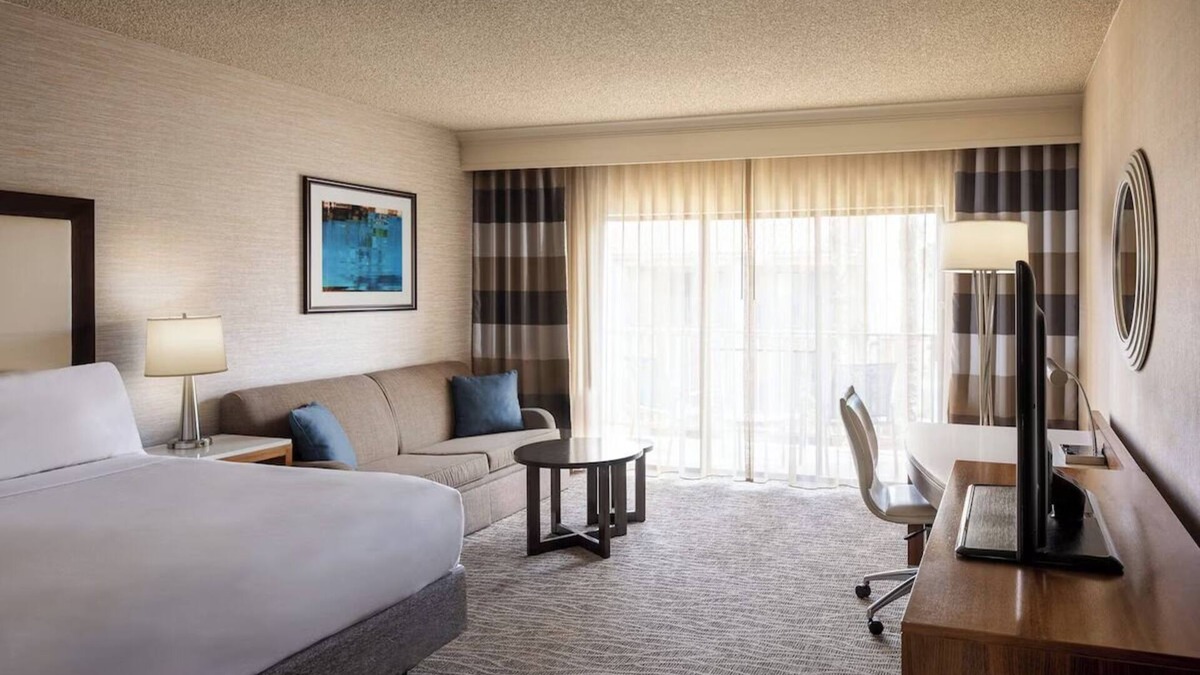Downtown Resort | Two Modern King Units for 8! Heated Pool, Golf Course, & Beautiful Sunset Views!