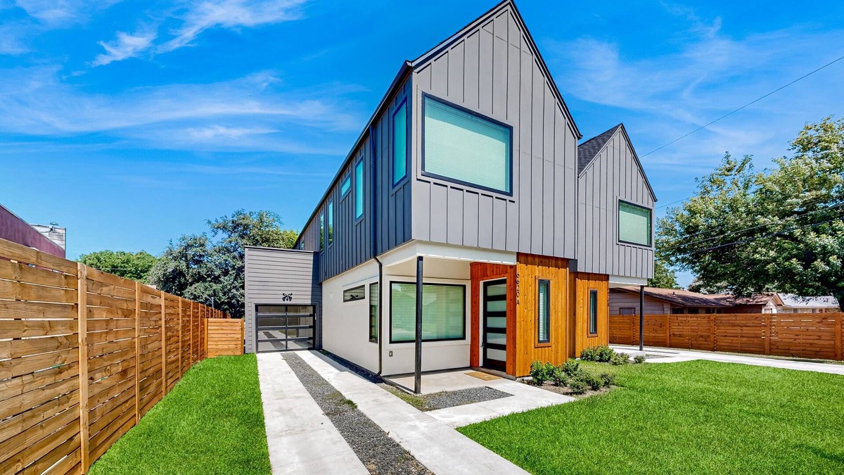 Highland House | Two modern townhouses with enclosed backyards