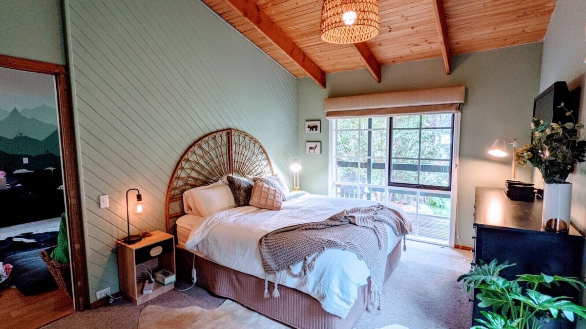 Sawmill Settlement House | Two Mountains Lodge. Modern, homely alpine retreat with salt spa. Mt.Buller base