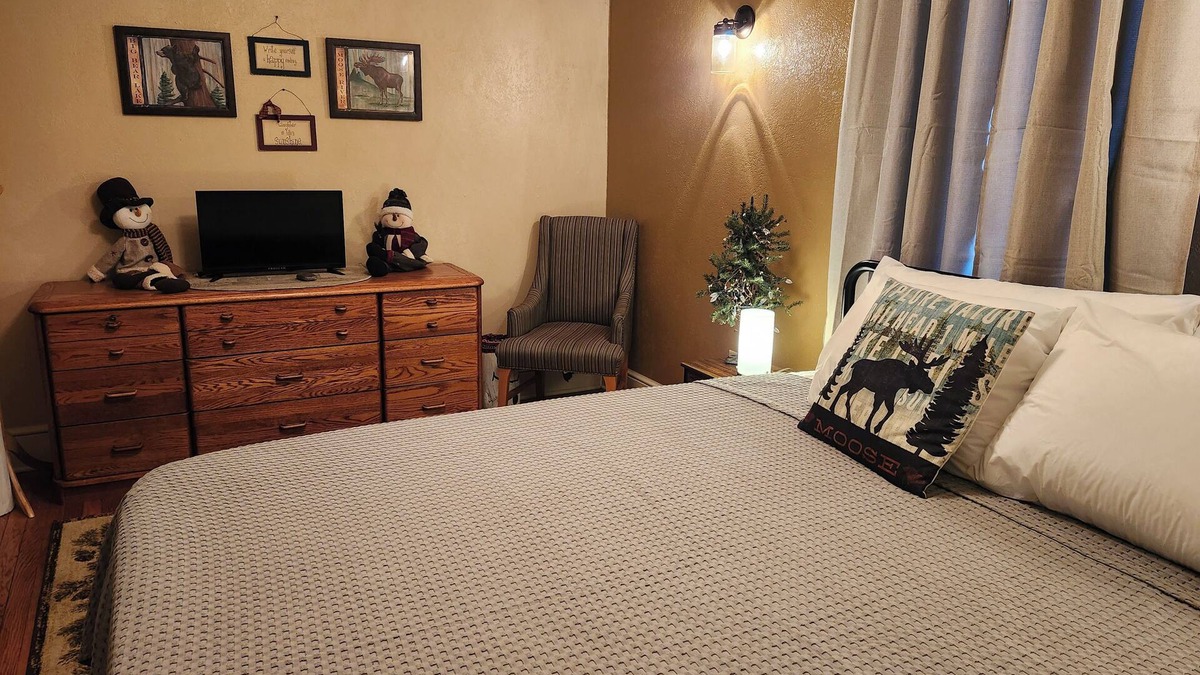 Petersburg House | Two Options for SleepingnnMain Floor 155.00 a nightnnBoth Floors just add 45.00