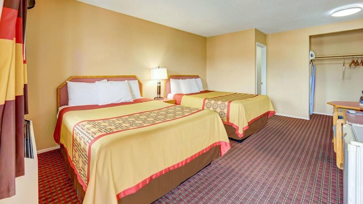 Ashland Hotel | Two Queen Bed Room, Scottish Inns Ashland, Right Off Interstate 5, Free Parking