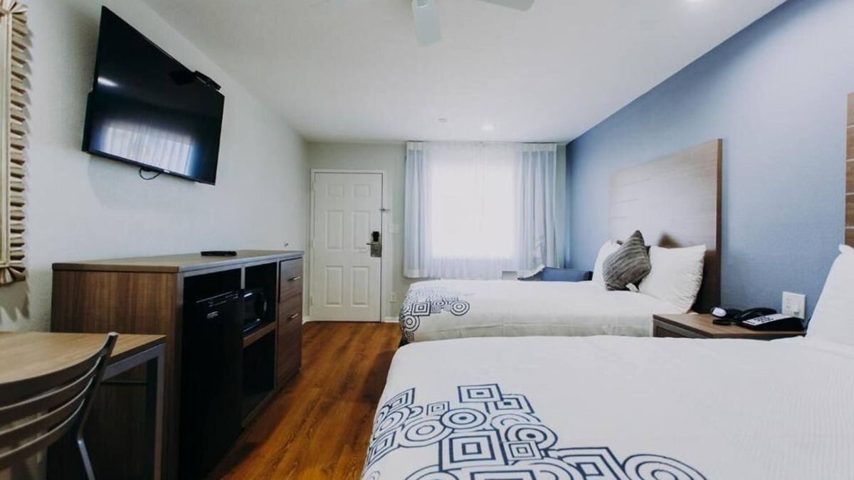 Clear Lake Shores Hotel | Two Queen Beds Room, Scottish Inn & Suites, Flat-Screen TV, Right off Route 146