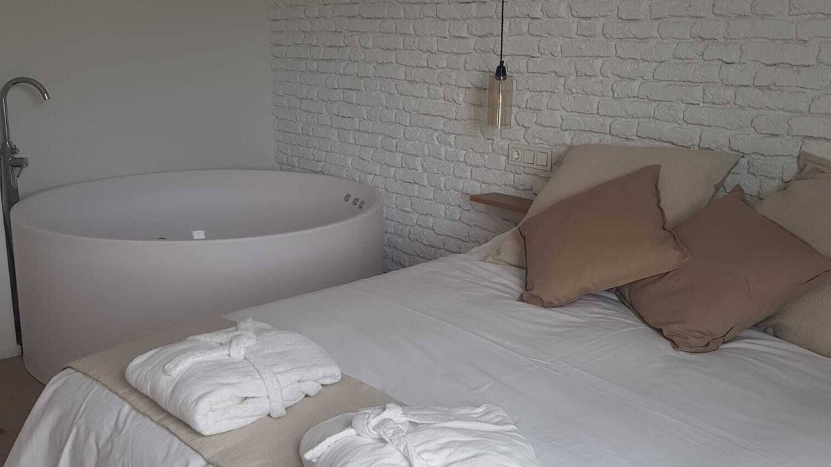 Melida House | Two Red Wings, house with jacuzzi for two next to Peñafiel