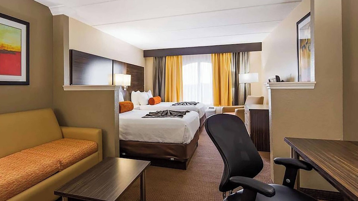 Orlando Hotel | Two Relaxing Rooms with & Outdoor Pool | Free Parking, Near Universal Studios