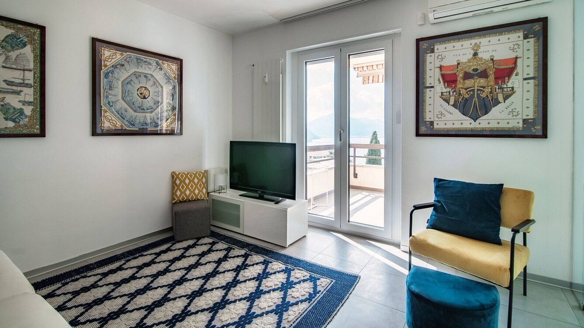 Castagnola Apartment | Two-room apartment with terrace and Lugano lake view (GOCCIA DI LAGO)