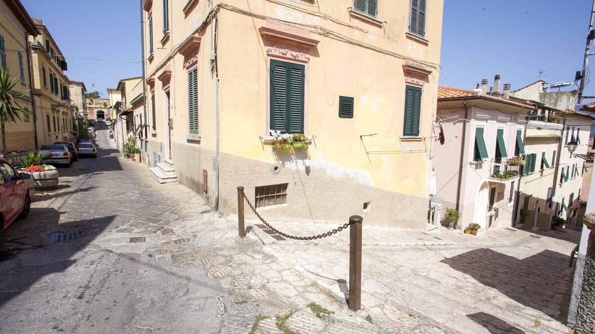 Portoferraio Old Town Apartment | Two-room apartment Piazza al Fico 2/4 Beds in the historic center of Portoferraio