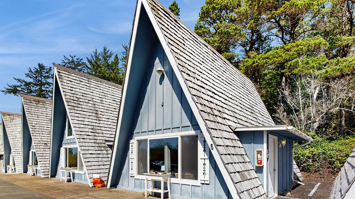 Otter Rock Ski Chalet | Two-Story A-Frame Loft with Easy Beach Access, WiFi, Full Kitchen