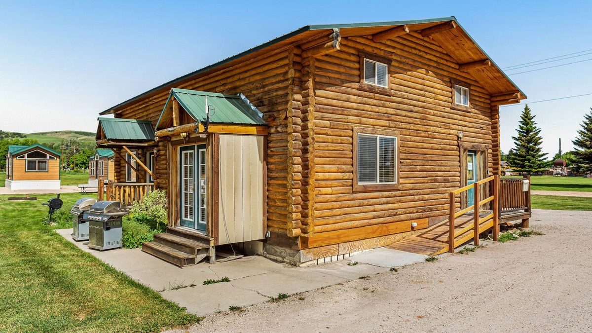 St. Charles Cabin | Two-story lodge with large dining area