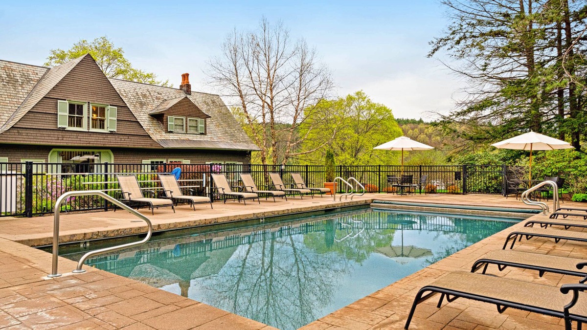 Proctorsville Condo | Two-story townhome with forest/mountain view, gas fireplace, pool, gym & saunas