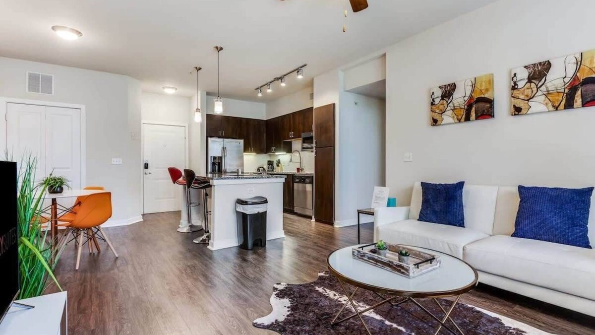 West Congress Apartment | TWO Stylish SoCo CozySuites w/ 2 Pools!