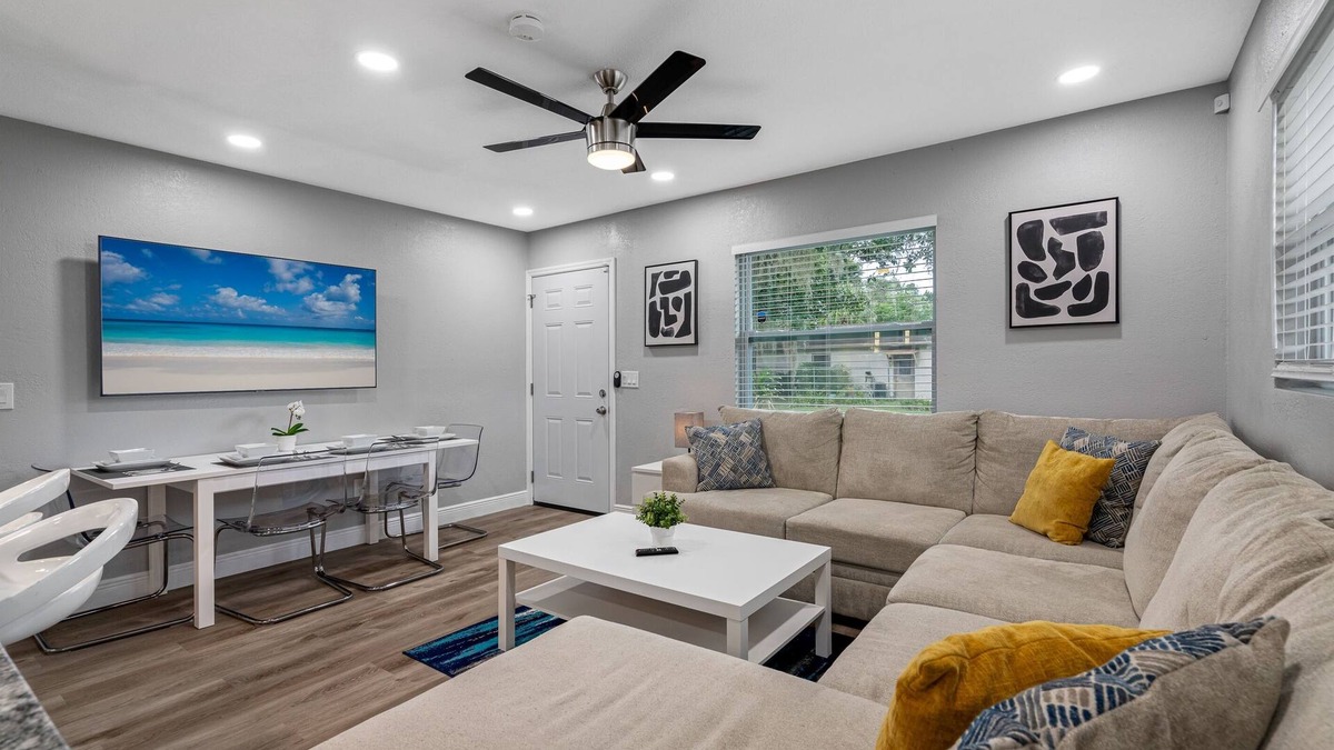Bearss Plaza House | Two Units Combined Sleeps 12 People