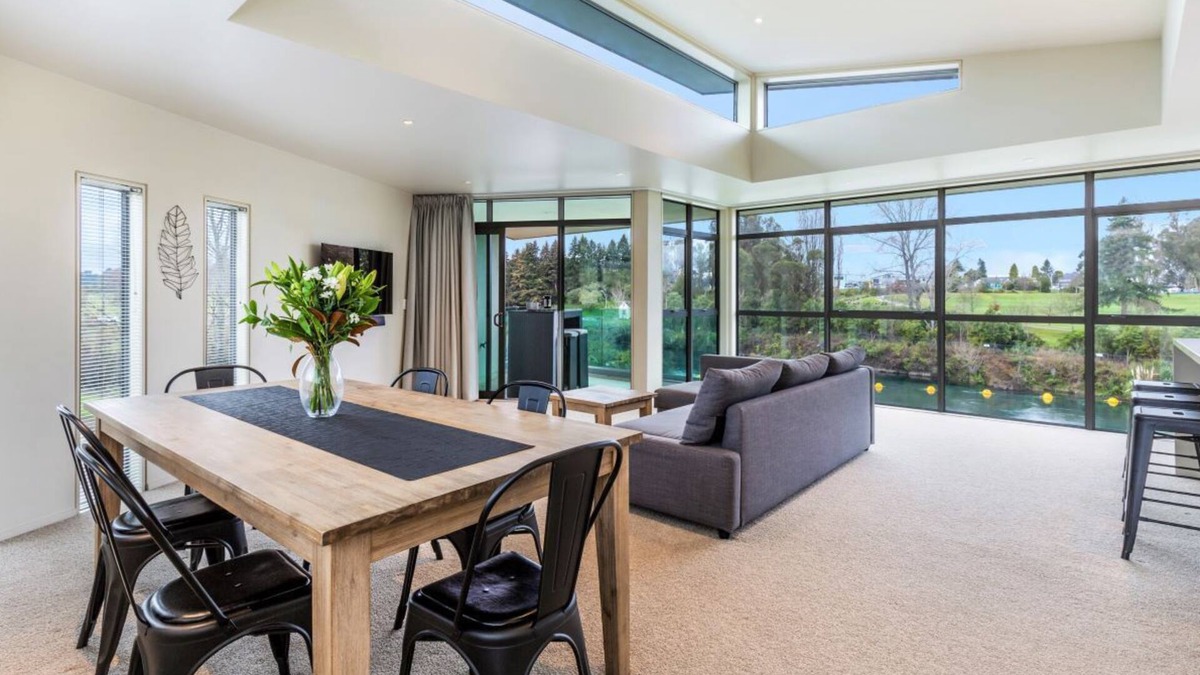 Taupo House | Two Views - Close to Town