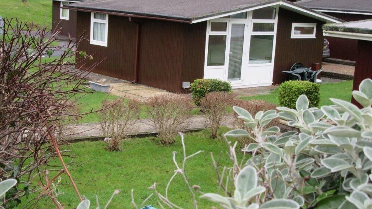 Mumbles Ski Chalet | Ty Bae House, Chalet 25, Summercliffe Chalet Park, Caswell Bay, Mumbles, Swansea