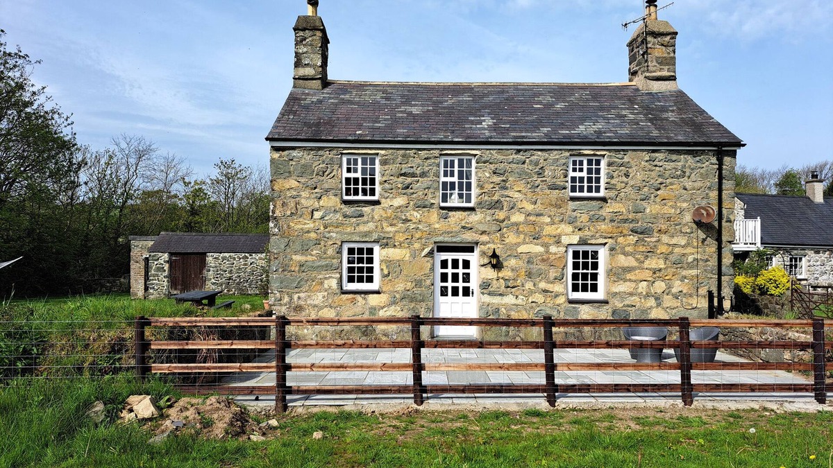 Garn Fadryn House | TY BWLCYN, pet friendly, with open fire in Nefyn