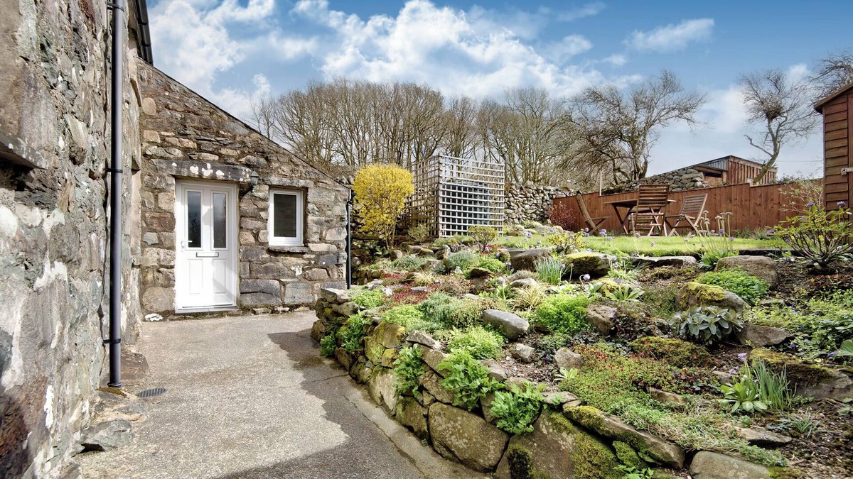 Snowdonia National Park Area Cottage | TY CAPEL JERIWSALEM, family friendly, with open fire in Trawsfynydd