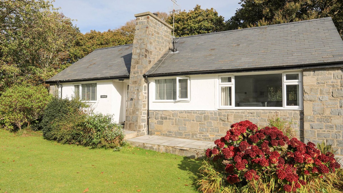 Llanbedrog House | TY CERRIG, pet friendly, country holiday cottage in Llanbedrog
