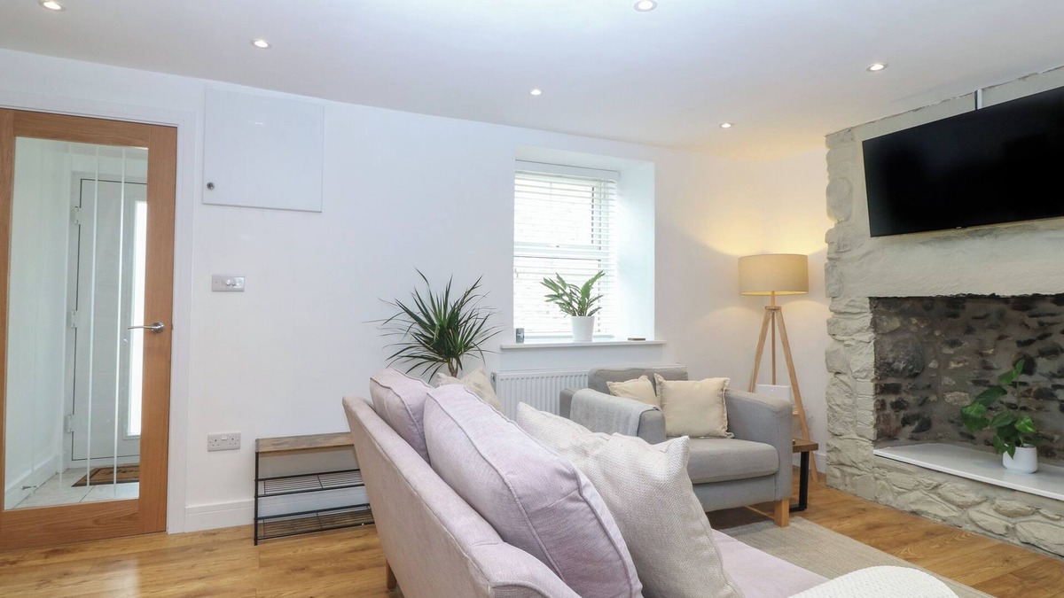 Bangor Cottage | TY CERRIG, pet friendly, character holiday cottage in Bethesda