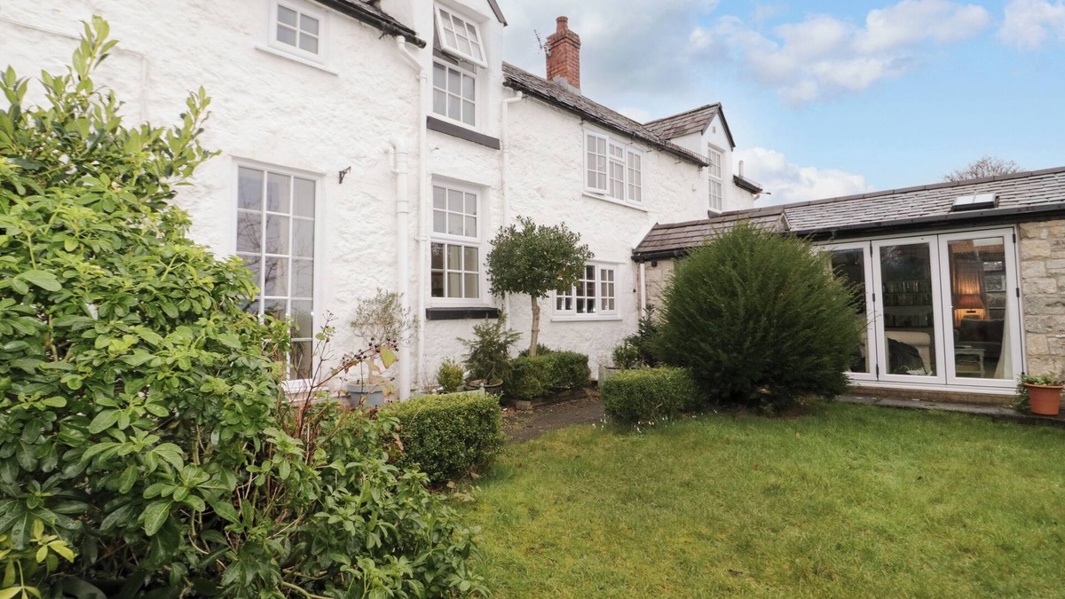 St George Cottage | TY CROES, pet friendly, with open fire in Bodelwyddan