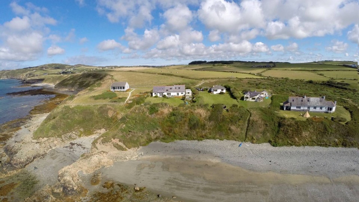 Llanfaethlu Apartment | Ty Deryn Y Mor - a sea view that sleeps 6 guests in 2 bedrooms