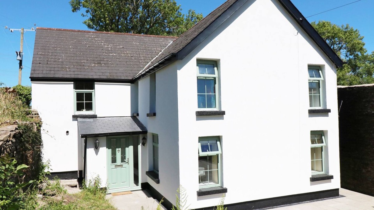 Pontypridd House | TY FFARM AT GELLILWCH, family friendly, with hot tub in Pontypridd