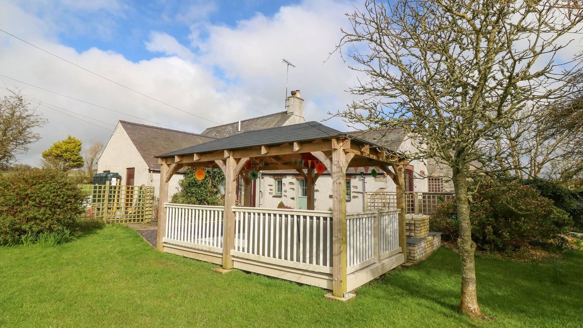 Llanfaethlu Cottage | TY GWENNOL, pet friendly, with hot tub in Llanfaethlu